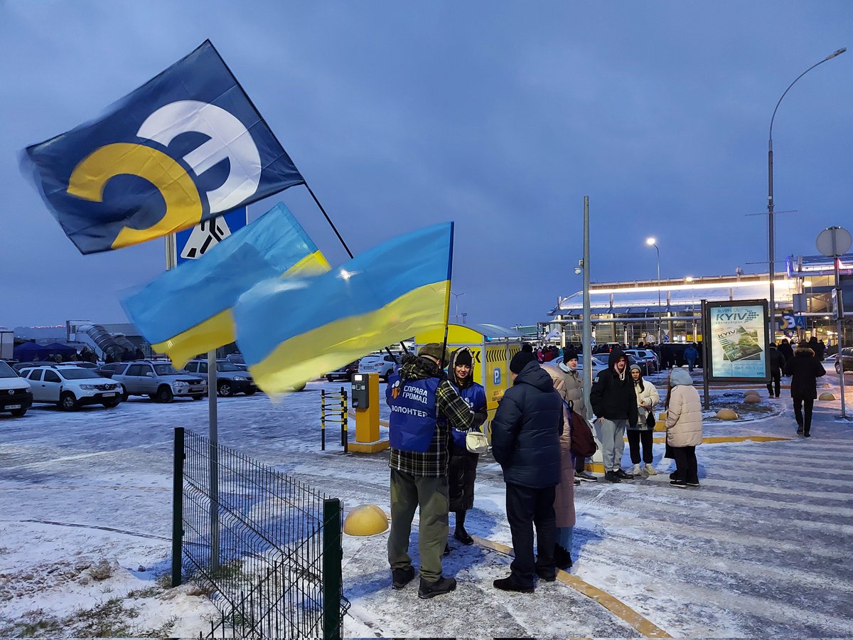 Several Hundreds of Petro Poroshenko's supporters are waiting for him at Zhulyany airport