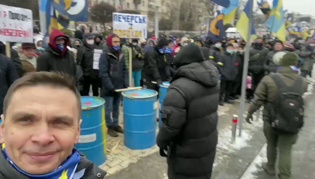 Crowd of Poroshenko supporters near Pechersky District court of Kyiv. Video author: Sergiy Taran