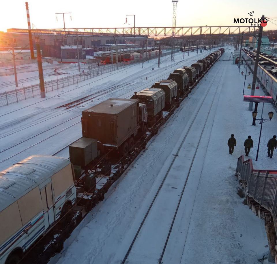 Smolensk station yesterday.  Echelons are standing with locomotives in the direction of Belarus guarded by armed people. The pictures were taken around 16:00