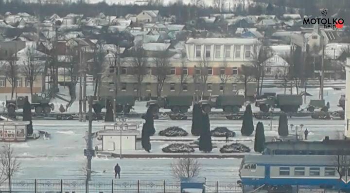 Military equipment from the Russian Federation continues to arrive in Belarus. The photo shows another train, which was seen in Orsha today at 13:00