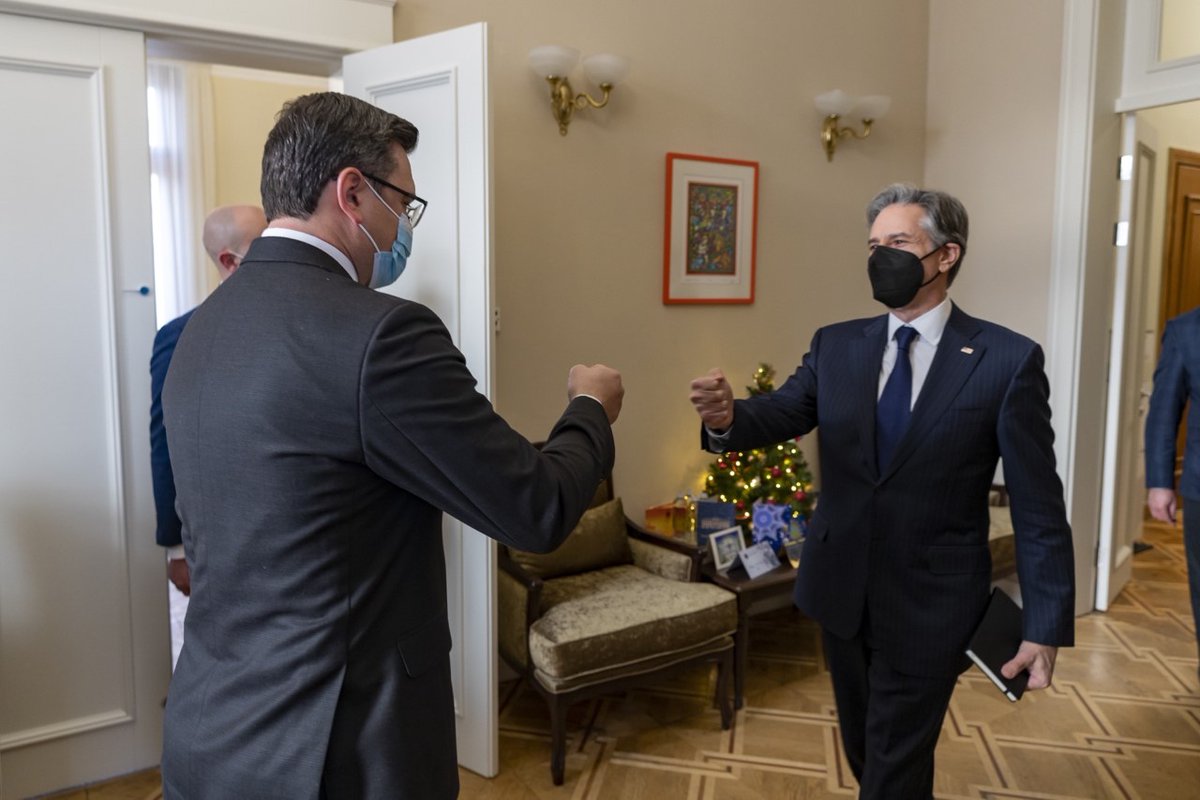 Secretary Antony Blinken:Good to meet with @DmytroKuleba while in Kyiv to stress unwavering U.S. support for Ukraine. We remain committed to diplomacy, but are ready, in coordination with Allies and partners, to impose severe costs for further Russian aggression against Ukraine