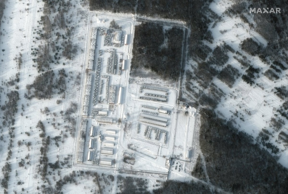 As tension grows between Russia and Ukraine, @Maxar has collected new satellite imagery of several key locations in western Russia where additional troops and equipment have been deployed. This is Klimovo (Климово), about 13 kilometers from the border with Ukraine