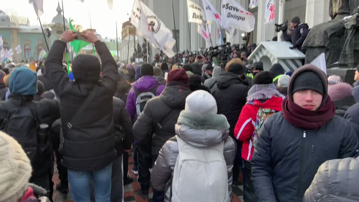 Protesting entrepreneurs broke through fence near Verkhovna Rada