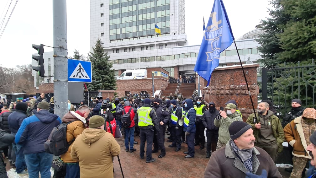Protesters gathering at Appeal court of Kyiv before hearing in Poroshenko case