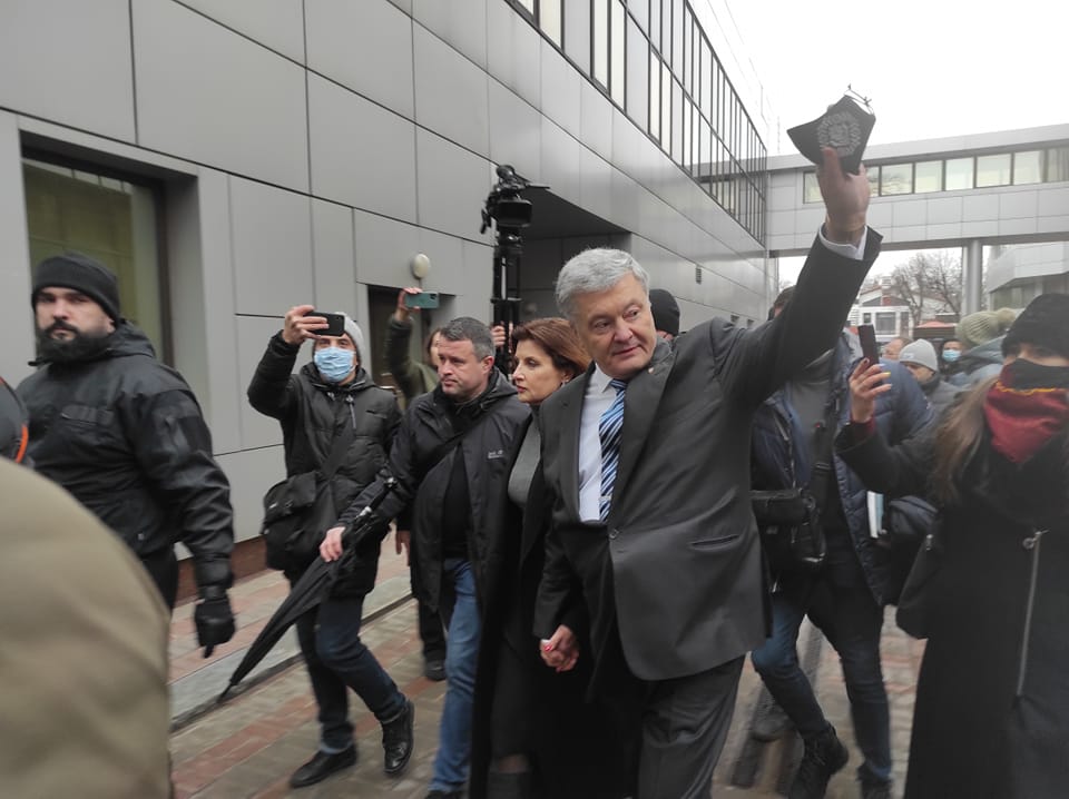 Former President Poroshenko has arrived at Kyiv appeal court. His supporters also at the court