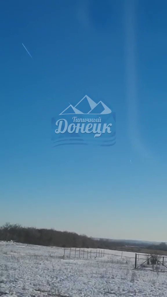 9 aircraft filmed near Melove on the border with Rostov region