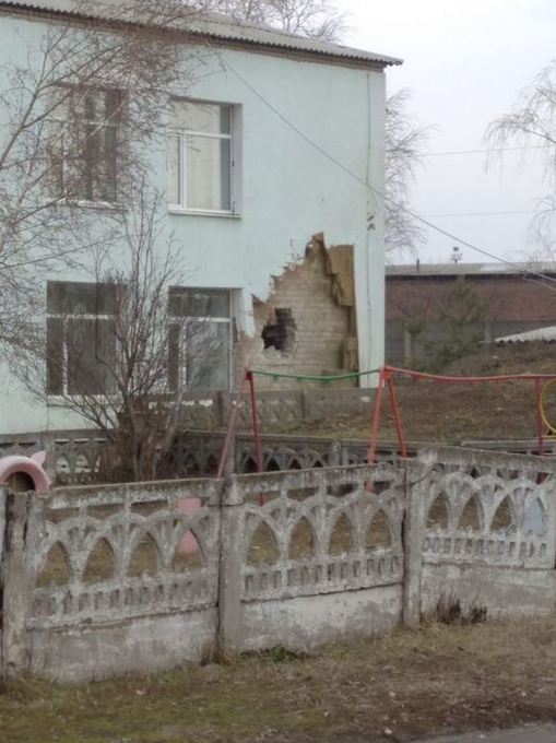 Building damaged in Stanitsa Luhanska