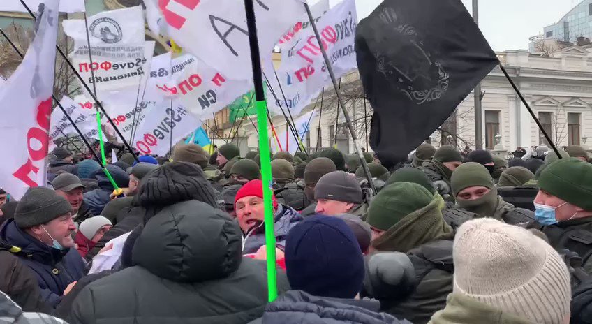 Tensions between police and protesting entrepreneurs in Kyiv
