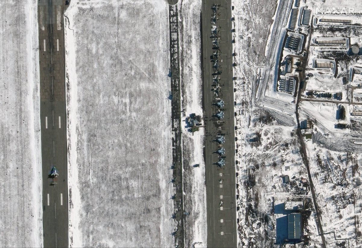 Russia has added a new helicopter unit and battle group deployment of tanks and other vehicles to Millerovo airfield, less than 10 miles from the Ukrainian border.   Another new helo unit is also in Valuyki, less than 20 miles from Ukraine, per satellite photos.  camera:@Maxar