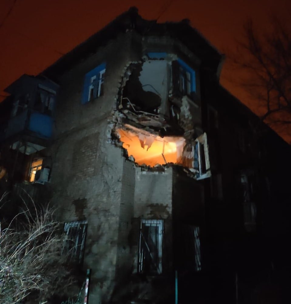 Damage to a civilian building in the Kyivsky neighbourhood. Looks like a fire is still burning inside