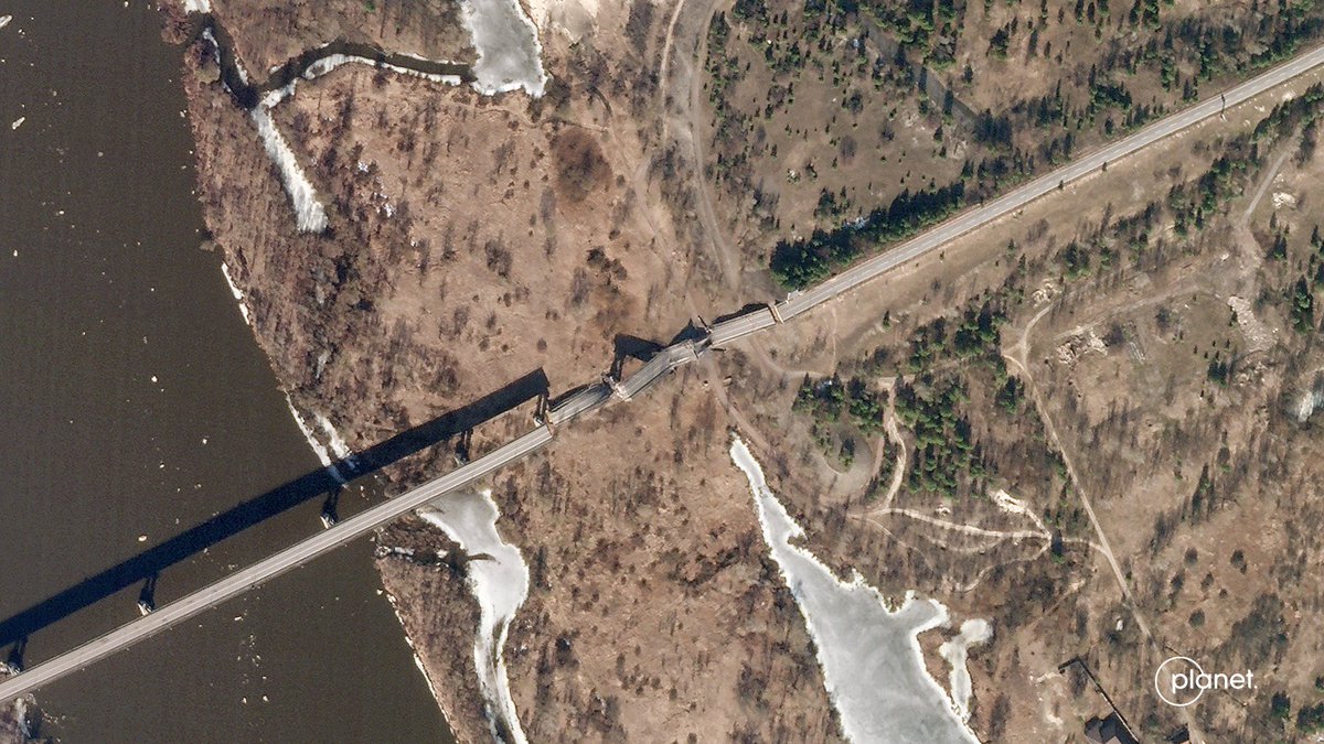 Imagery via @planet shows the collapsed Kamaryn Slavutych Border Crossing Bridge at Ukraine and Belarus border