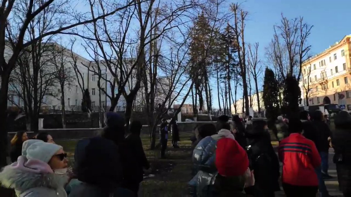 Protesters in Minsk have encircled the building of the General Staff of the Defence Ministry of Belarus and are chanting Glory to Ukraine