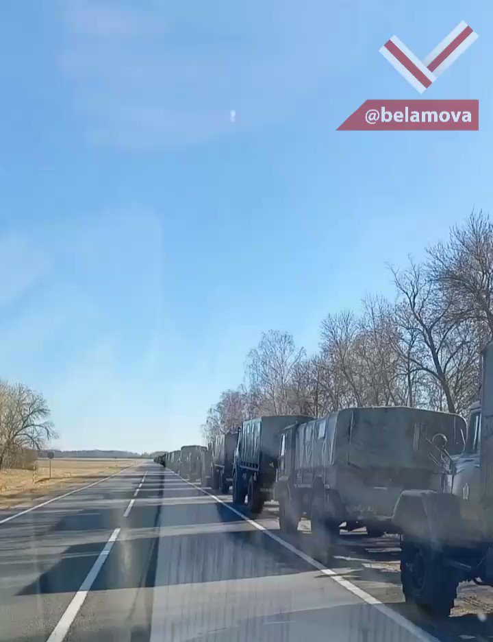 Alarming video from the western part of the Belarusian-Ukrainian border. A convoy of 38th Air Assault Brigade of the Belarusian army (not Russian) near Kobryn in Brest region. Most of the vehicles are marked with red squares
