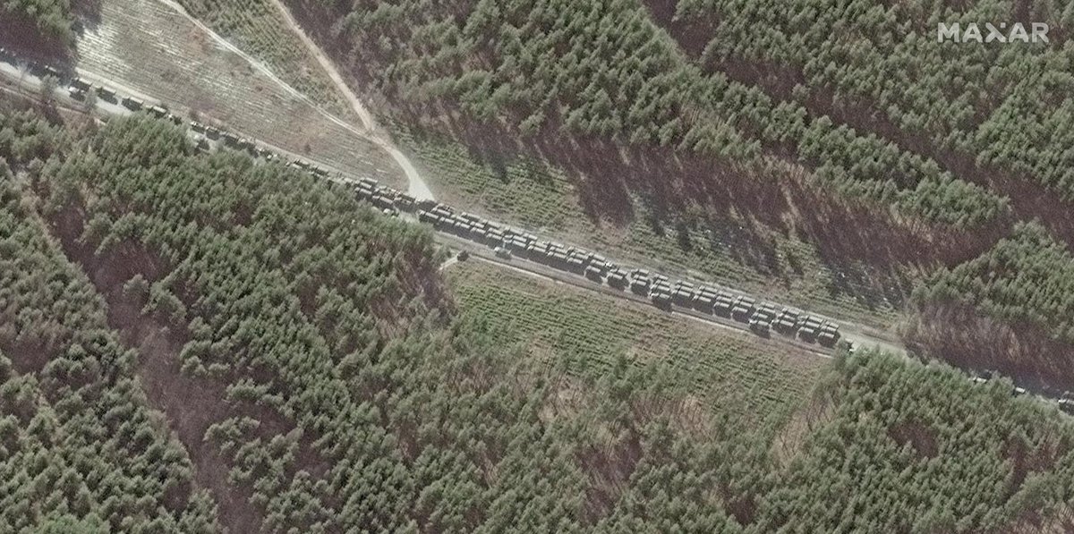 Convoy update based on analysis of additional imagery provided by @maxar: Troops are at Antonov Airport, meaning military vehicles & equipment are stretched out along 40 miles of road. Important: this image shows homes on fire along the route