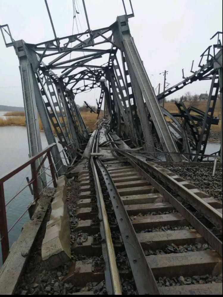 The Russian army destroyed the railway bridge in Vasylivka. This bridge used to provide a rail link between Zaporizhia and Melitopol, as well as the Kherson region