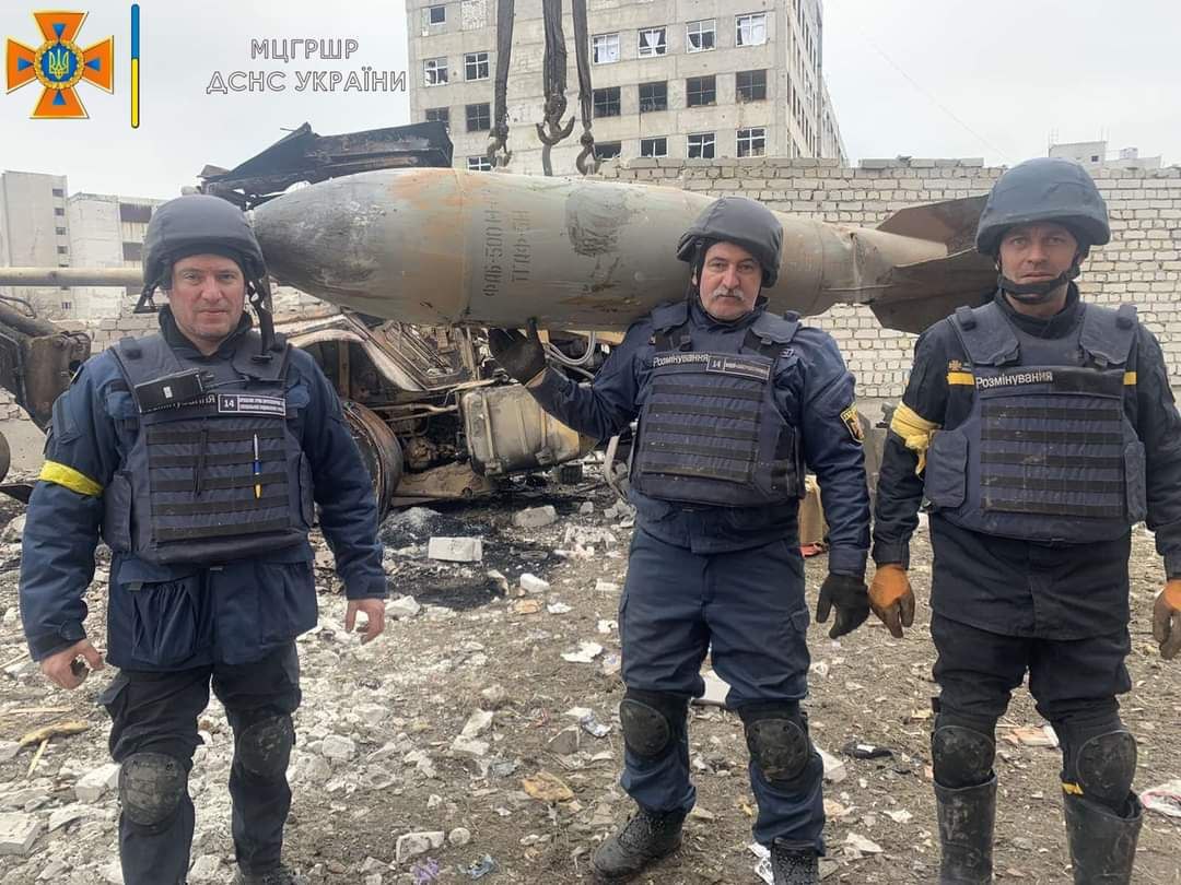 Kharkiv. Personnel of the Interregional Center for Humanitarian Demining and Rapid Response of the State Emergency Service of Ukraine are carrying out rescue operations in destroyed buildings due to the bombing by the Russian occupiers