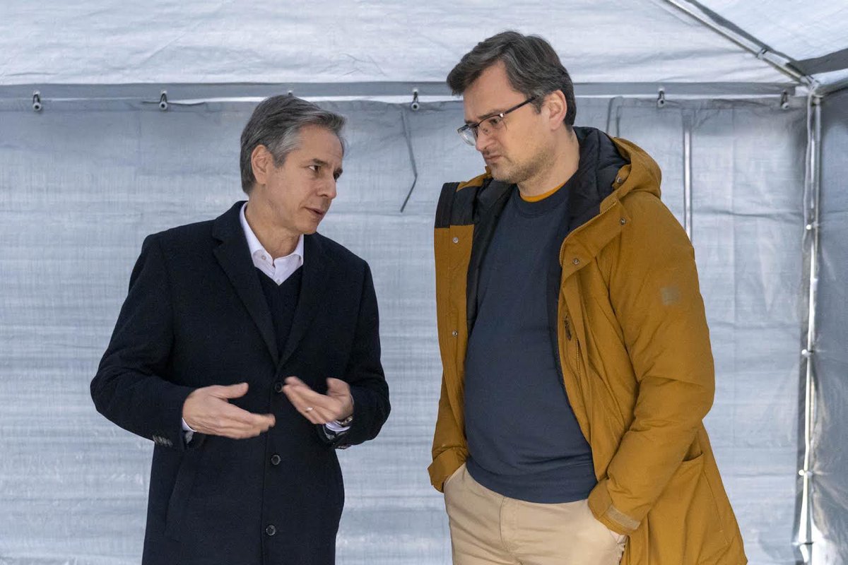 Dmytro Kuleba:Met with my U.S. counterpart and friend @SecBlinken at the Ukrainian-Polish border. We held talks on further deliveries of necessary weapons for Ukraine, ways to ensure the efficiency of sanctions and increase pressure. Putin must stop his meaningless and barbaric war on Ukraine