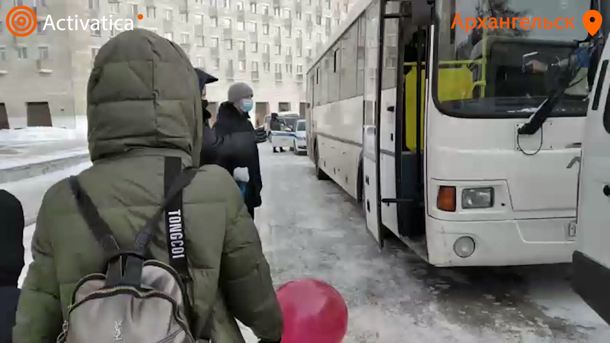 In Arkhangelsk Russian police detaining families for rallying against the war in Ukraine