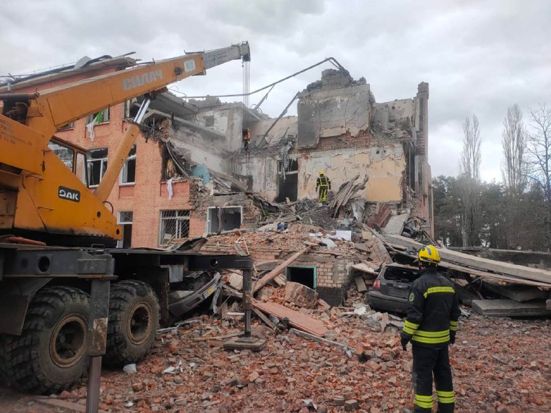 School 18 destroyed in Russian army shelling on Chernihiv, civil defense units looking for survivors under the rubble
