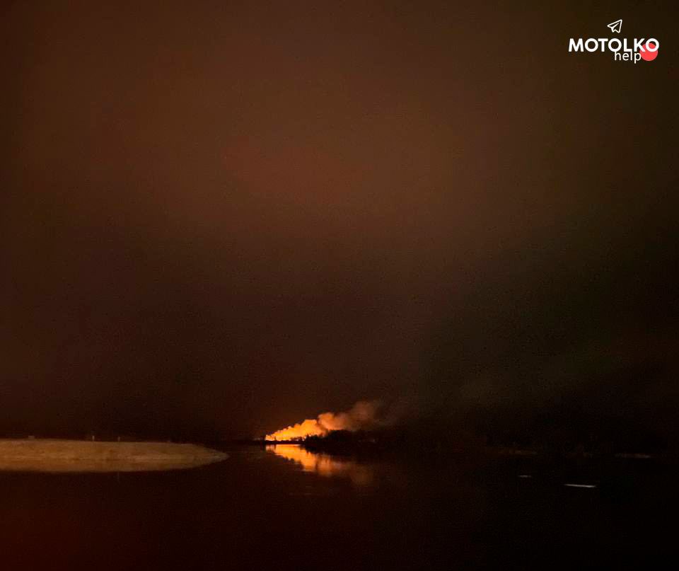 A column of smoke is seen in Rechitsa, near the river Dnieper