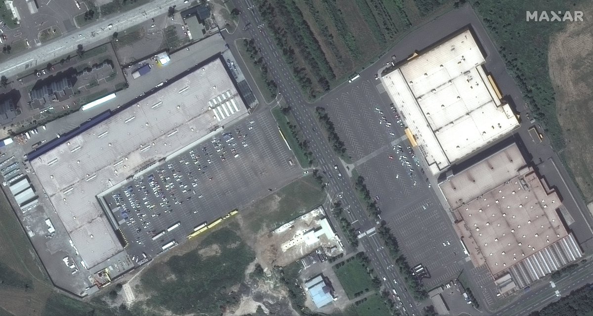 High-resolution before and after Maxar image of a destroyed shopping mall in the Zhovtnevyi district of Mariupol. The second image was taken this morning.  47.099723, 37.504250