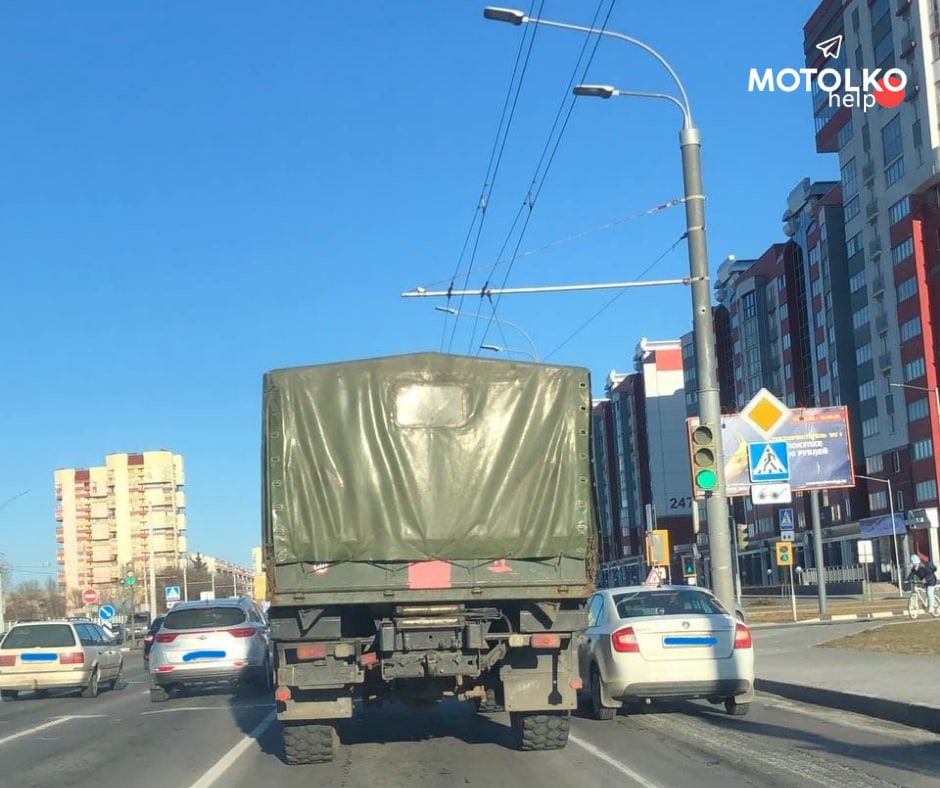 An unusual MAZ of the Armed Forces of Belarus was spotted in Brest this afternoon. The vehicle doesn't have license plates, and had an identification mark – a red square