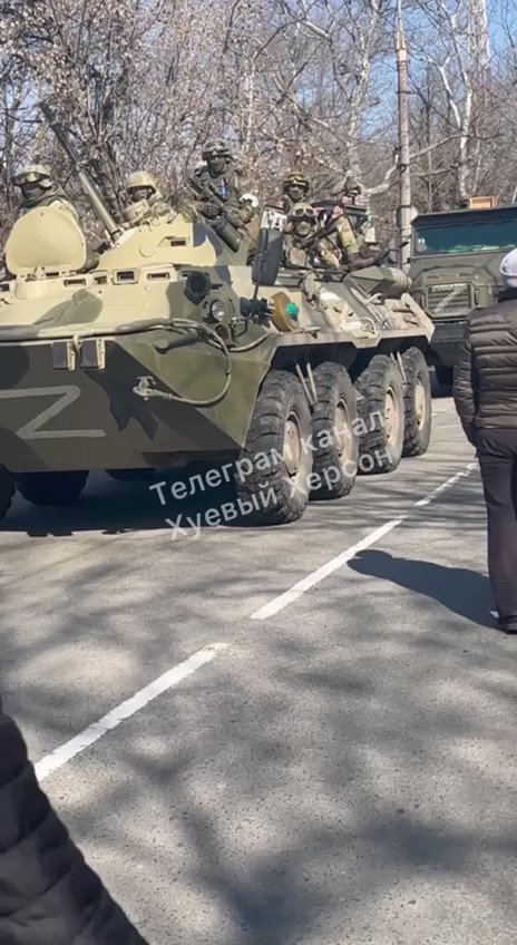 Video: peaceful rally moving near Russian troops column in Kherson