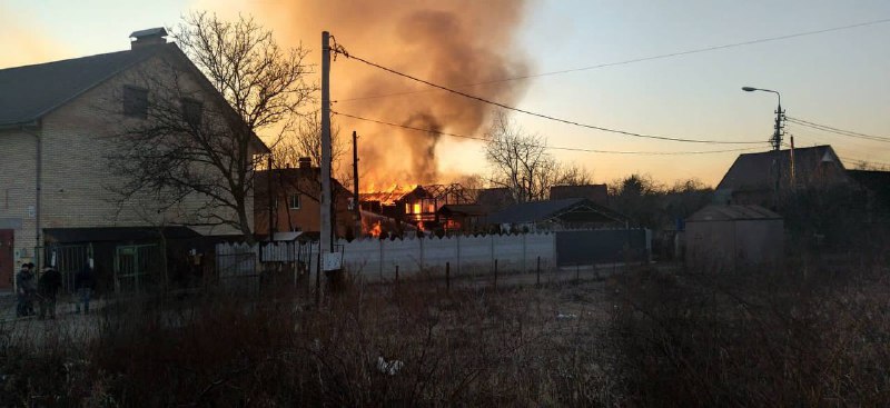 Russian shelling targeted civilian houses in Podilsky district of Kyiv. Low-pressure natural gas pipeline was damaged. Civil defense units on the site