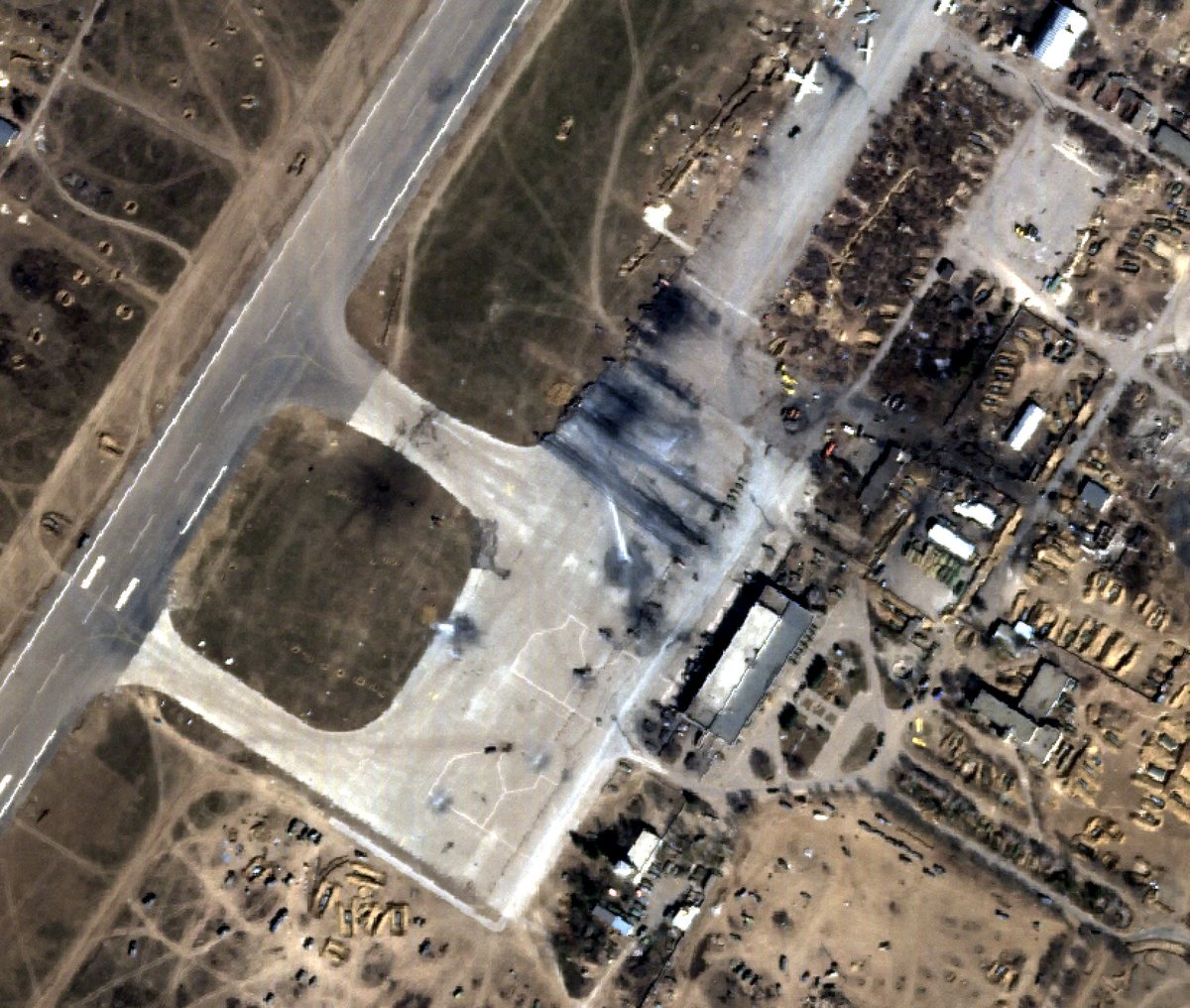 New @Planet satellite imagery from March 21st of Kherson airbase seems to indicate its been emptied of any functional military aircraft and the wrecks have been moved