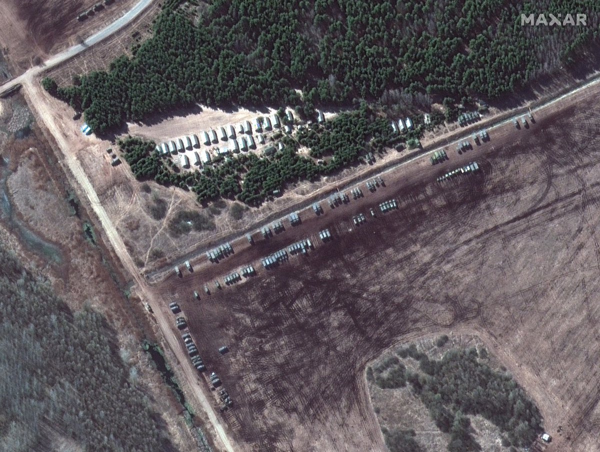 Russia has deployed more ground forces in southern Belarus, just 18 miles from Ukraine's border, per overhead imagery.   Here's satellite photo indicating new troop tents and equipment being staged in the Belorussian city of Dublin.   camera:@Maxar