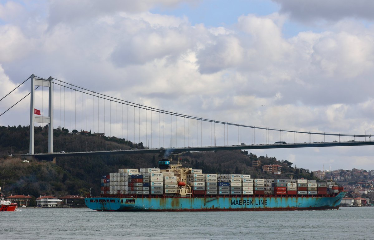 .@Maersk still has ships calling at Russian ports to deliver containers booked before the invasion of Ukraine & to pick up 50000 containers stranded in Russia: Singapore flag container-ship Mærsk Gironde transited Bosphorus toward Med en route from Novorossiysk to Istanbul Ambarlı