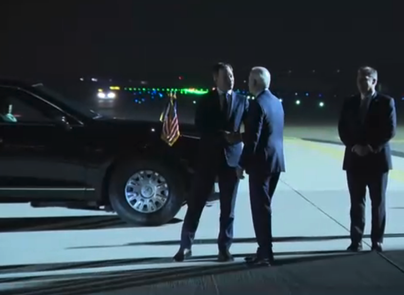On the @BrusselsAirport tarmac, @POTUS is greeted by @alexanderdecroo