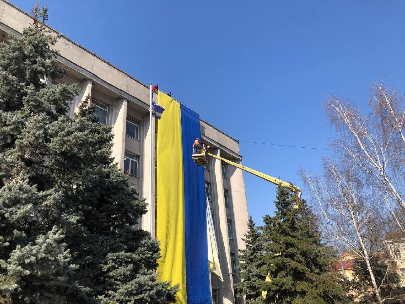 New flag of Ukraine at Kherson city council