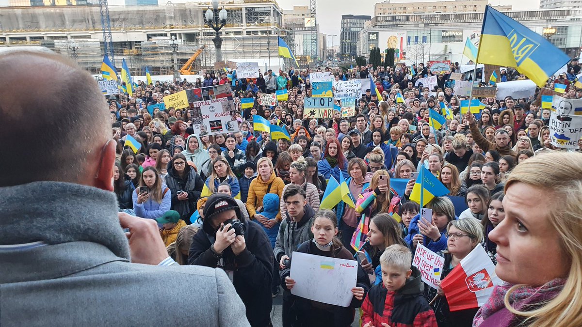 In Warsaw thousands of Ukrainians and Poles are welcoming President Biden to Poland by calling for Arms for Ukraine - Bron dla Ukrainy