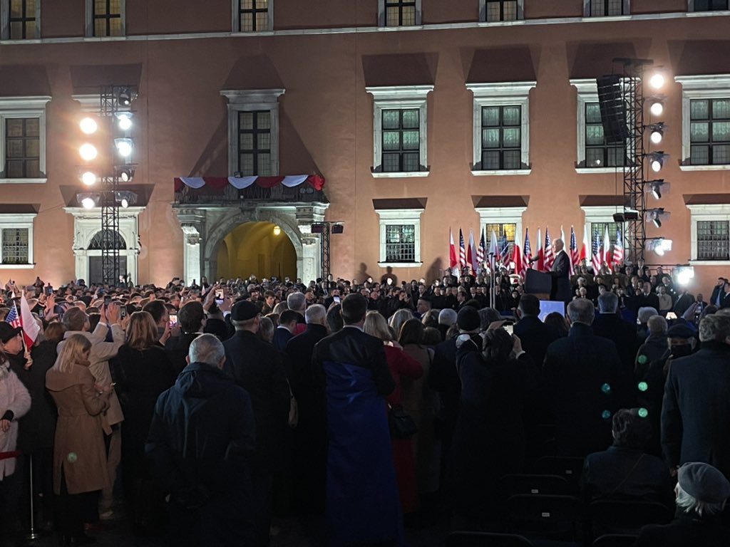 Biden is addressing 750-1,000 people, including @AndrzejDuda, Polish leaders and some Ukrainian refugees