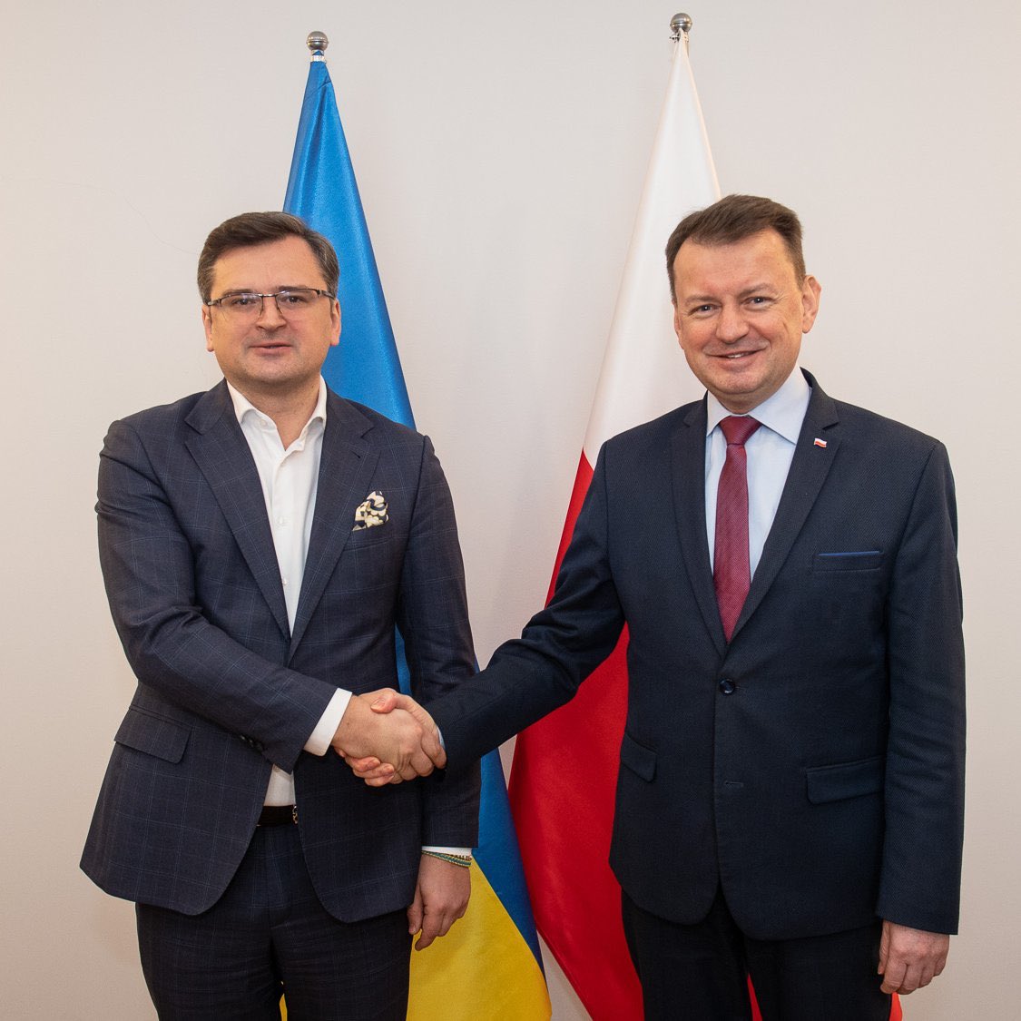 Ukraine FM Dmytro Kuleba: Met with Polish Minister of Defense @mblaszczak in Warsaw. We discussed latest frontline developments as Ukraine keeps fighting back Russian invaders. Grateful to Poland for standing by Ukraine resolutely