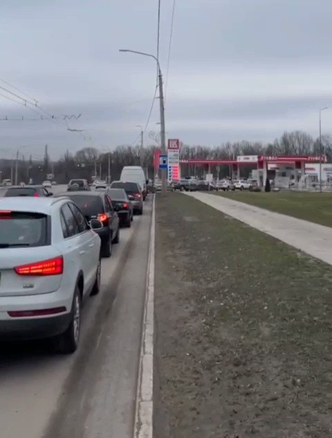 Queues at petrol station in Belgorod due to burning oil depot