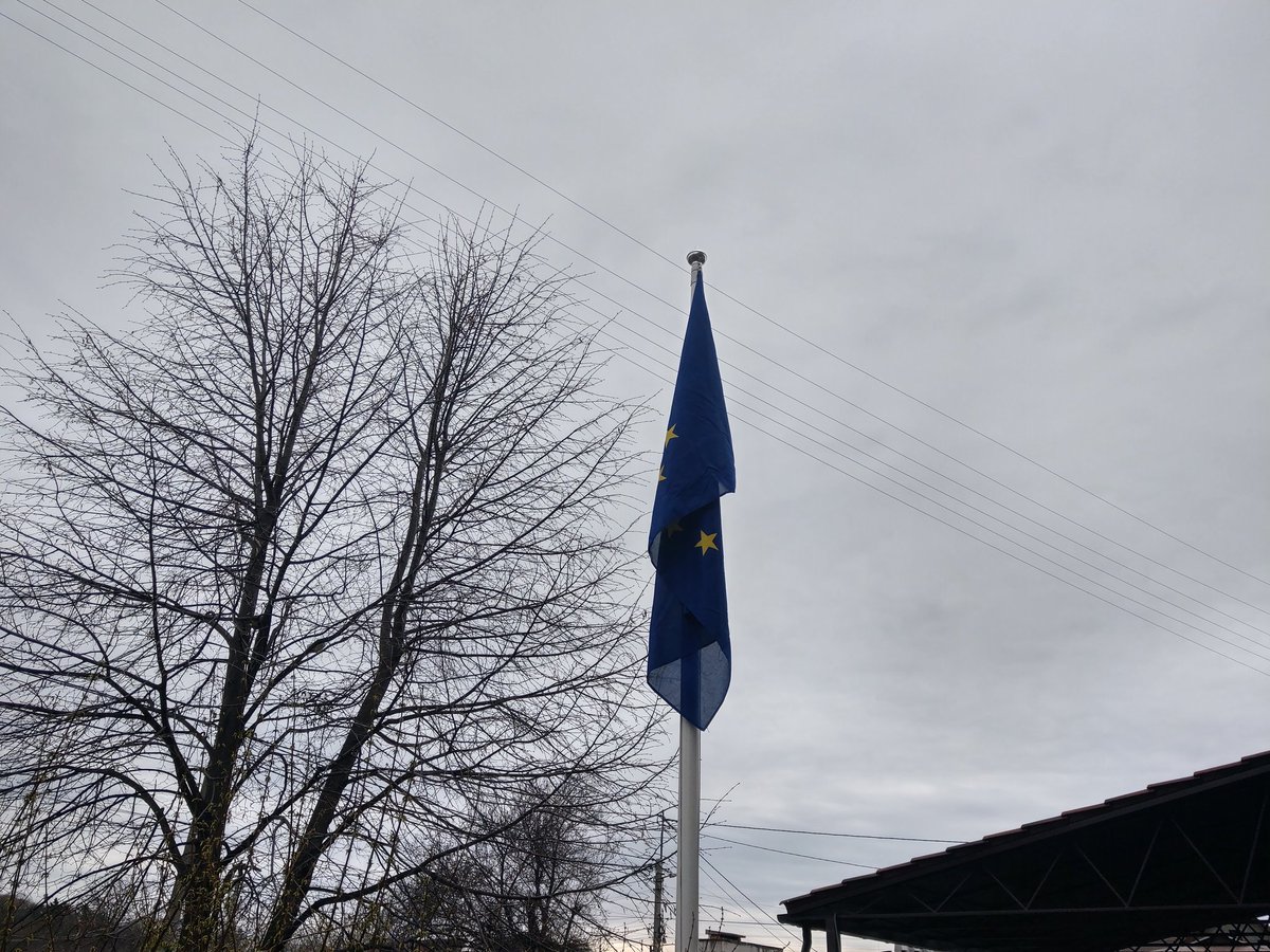 The European flag flies again above the EU Delegation in Kyiv as Ambassador @MattiMaasikas returns