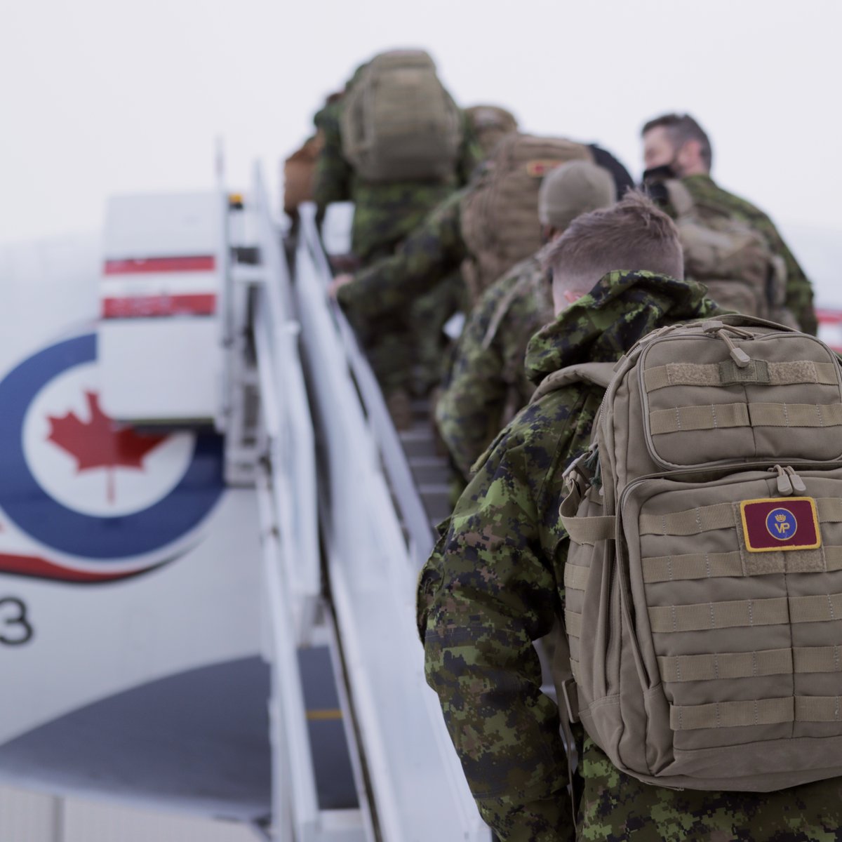 This morning, soldiers from @3CdnDiv3DivCA departed Edmonton to provide support to Ukrainian refugees in Poland.   BZ to all for their dedication to human rights and protecting refugees.