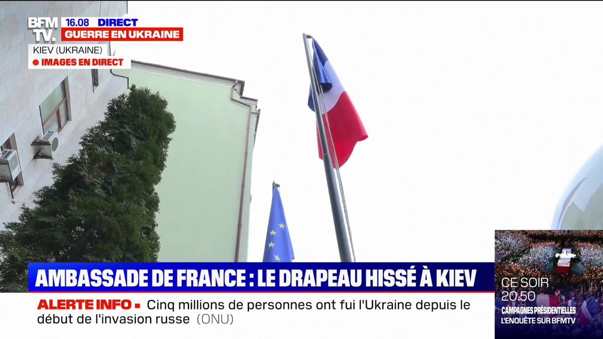 French ambassador to Ukraine @EdePoncins raises the French flag to reopen embassy in Kyiv & says Kyiv has not been conquered, Ukraine has withstood the agression and we want to be the closest possible to the authorities to bring support and express solidarity