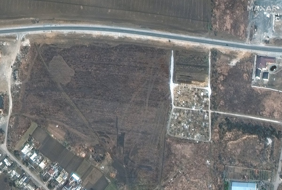 Mariupol officials said today they found a mass grave where Russian forces were burying bodies. They said it was an attempt to hide evidence of war crimes.  Images from @Maxar appears to show around 200 new graves were dug between March 23 and April 3