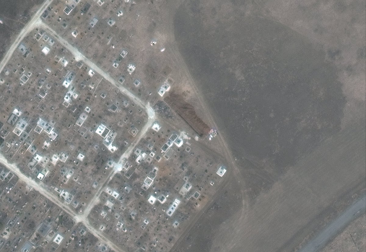 Satellite photos of some of the new graves dug in Vynohradne on March 29.   Mariupol Mayor Vadym Boichenko said at a press briefing yesterday that Russian troops are bringing trucks into the city to collect bodies and dumb them in ditches.   camera:@Maxar