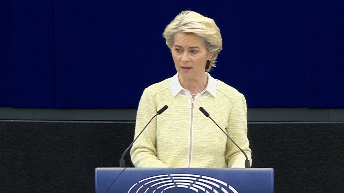 New proposed EU sanctions: complete ban on Russian oil imports; cutting largest bank Sberbank from SWIFT; banning 3 broadcasters; targeting alleged war criminals. Von der Leyen: Putin wanted to wipe Ukraine from the map. He will clearly not succeed