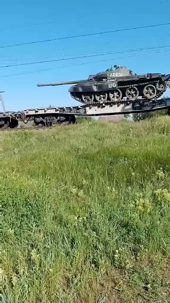 Video of Russian military echelon with T62 tanks