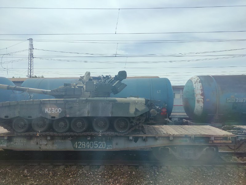 T-80BV tanks are being loaded into echelons in Naro-Fominsk in Moscow region