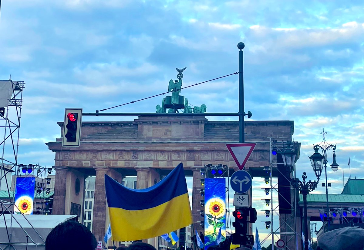 Thousands of Ukrainians have gathered in front of the Brandenburg Gate for a benefit concert against the war