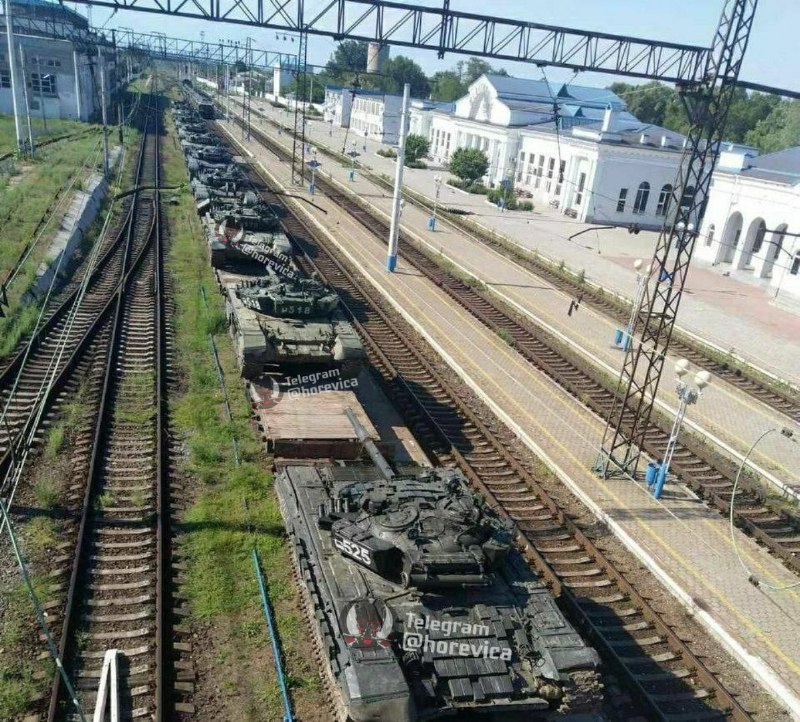 Echelon with T-72B tanks in Melitopol