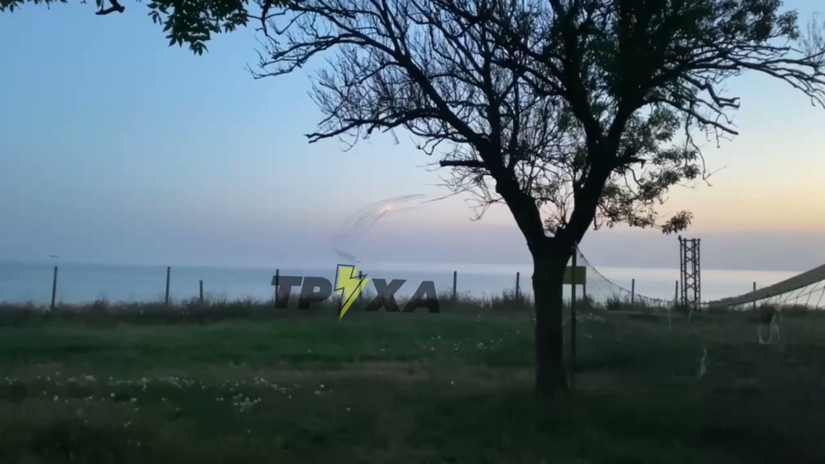 These missiles have just been fired from the Crimea (Kacha) towards Ukraine. Eyewitnesses counted 8 pieces