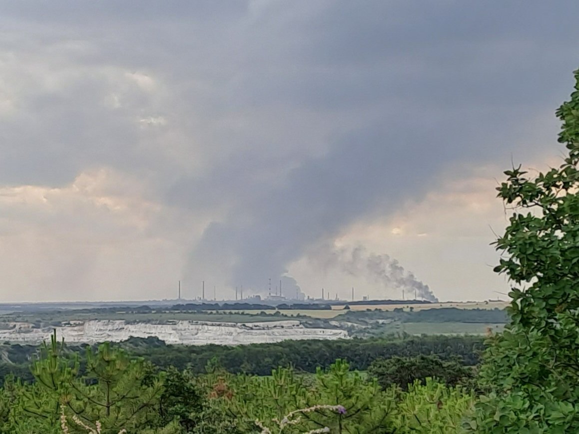 Smoke over Lysychansk refinery