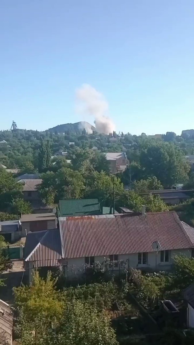 This morning Ukrainian artillery - probably HIMARS - struck a Russian military garrison deep inside occupied territory in Perevalsk, Luhansk region